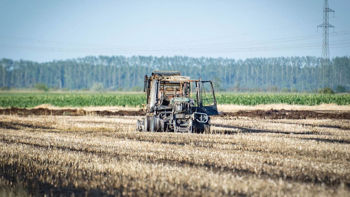 Valóra vált a gazdák rémálma, vetés közben gyulladt ki egy traktor Hajdú-Biharban