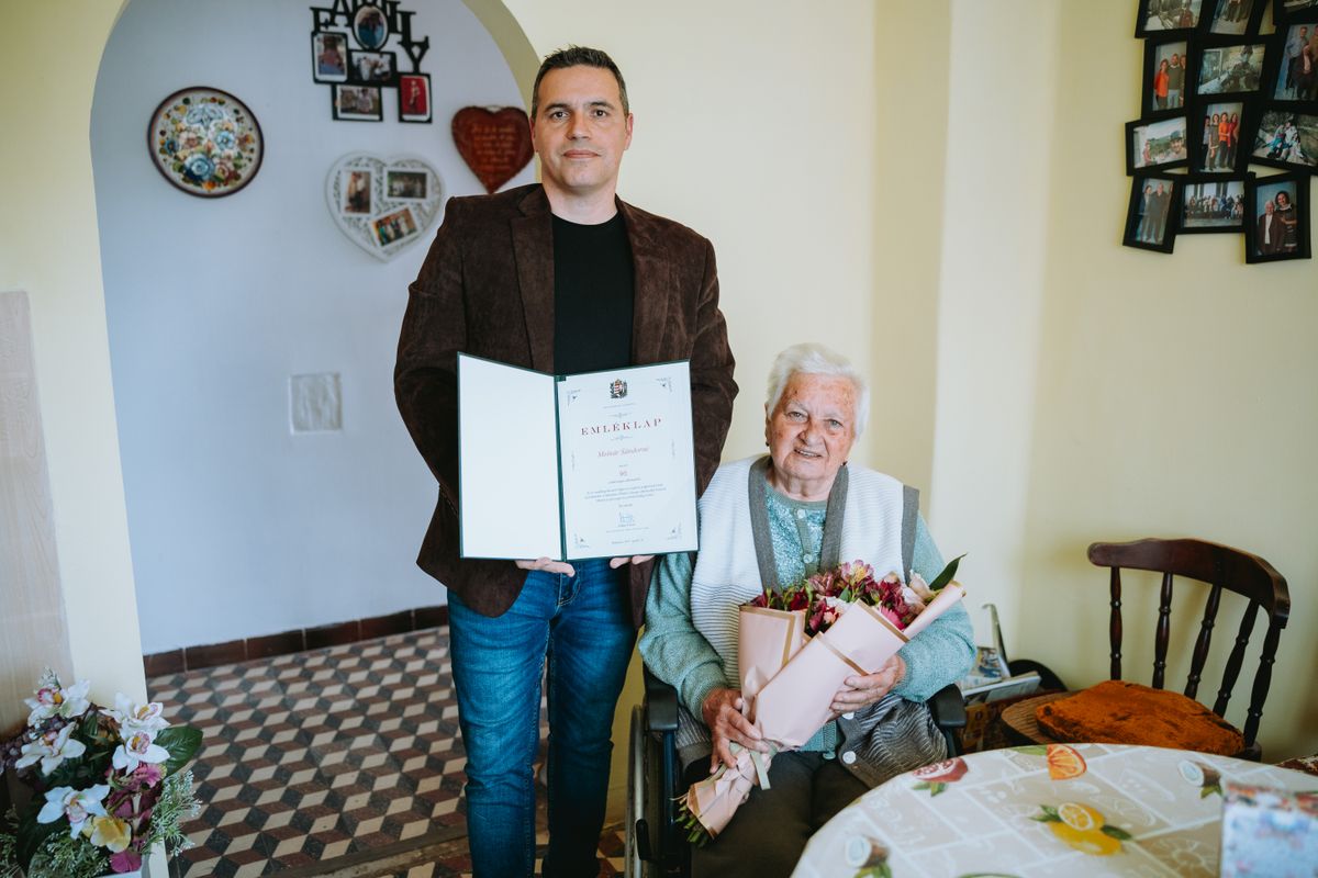 Rózsika nénit köszöntötték a 90. születésnapja alkalmából Debrecenben