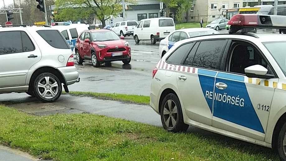 A baleset során két autó ütközött Debrecenben