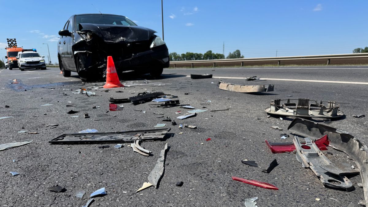 Hatalmas baleset a 4-es főúton, három autó ütközött, mentők a helyszínen