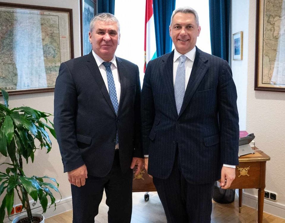 Bodó Sándor (balról) és Lázár János többek között az M4 építéséről is tárgyaltak
