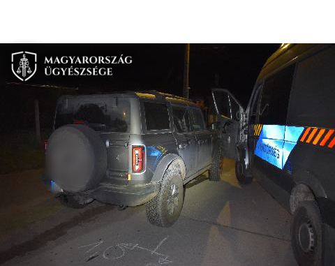 A szolgálati gépkocsi nyitott bal első ajtaját a személygépkocsijával visszatörte
