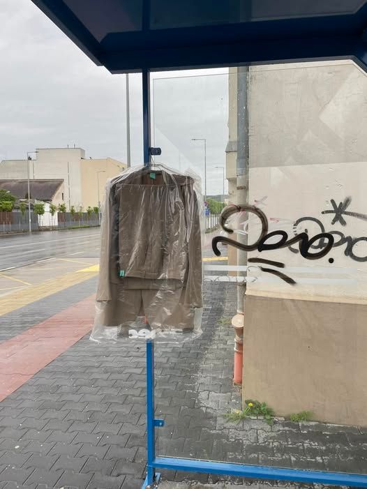 Ünneplőszett árválkodik egy debreceni buszmegállóban