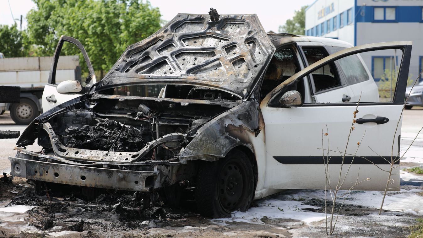 Lángokban állt egy autó Debrecenben – fotókkal