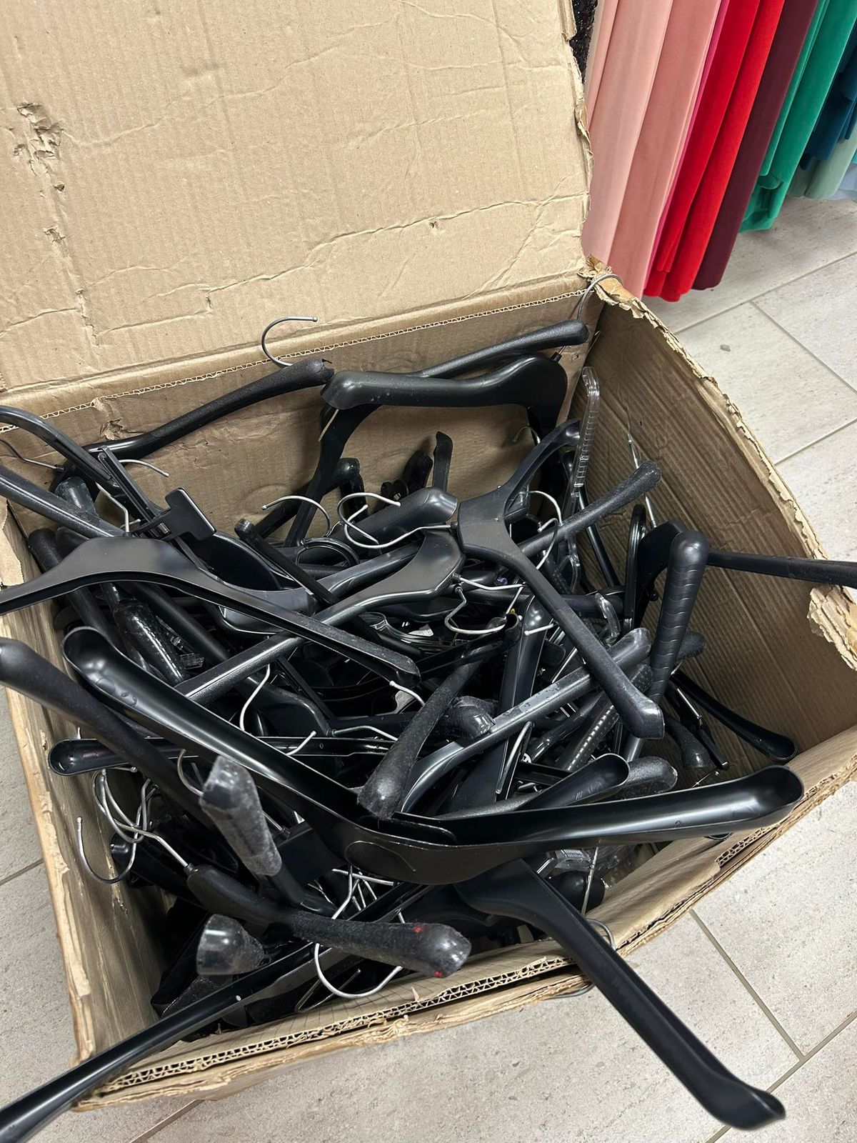 Egy doboznyi ingyen vállfa vihető el Debrecenből