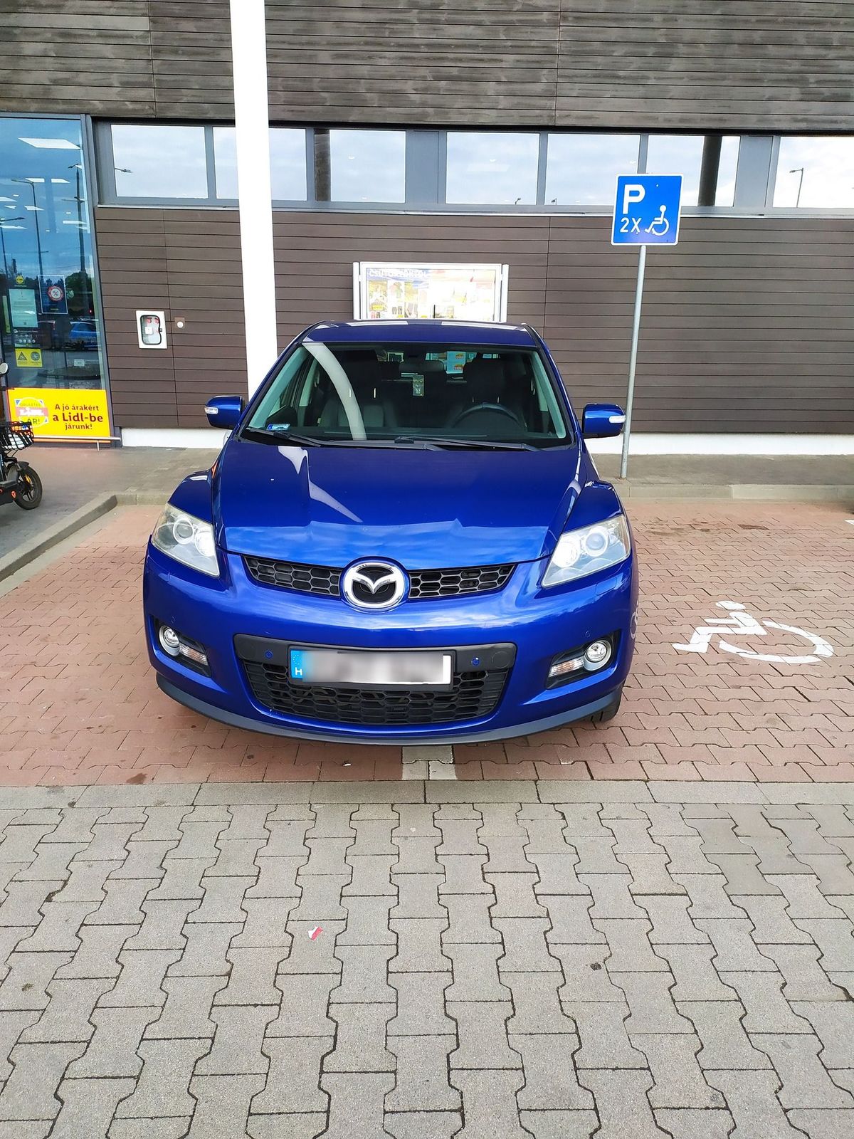 Lehet érdemes lenne még gyakrolnia ennek a hajdú-bihari sofőrnek a parkolást