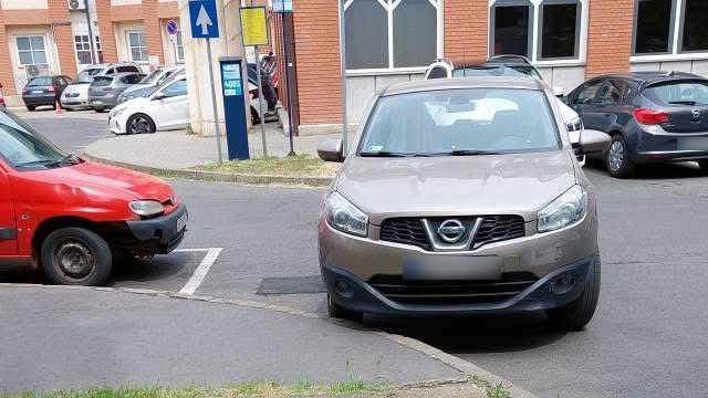 Nem talált parkolót a debreceni belvárosban, hát csinált egyet magának