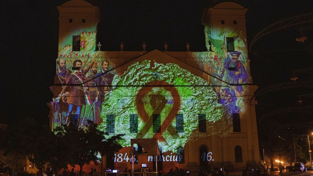 Debrecenben is sokak szívét megdobogtatta már a fényfestéses előadás