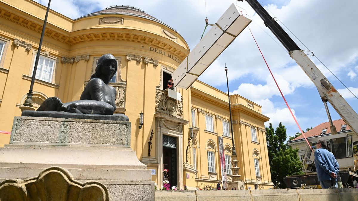Óriási daru segítségével, hatalmas ládában tért vissza a Golgota Debrecenbe