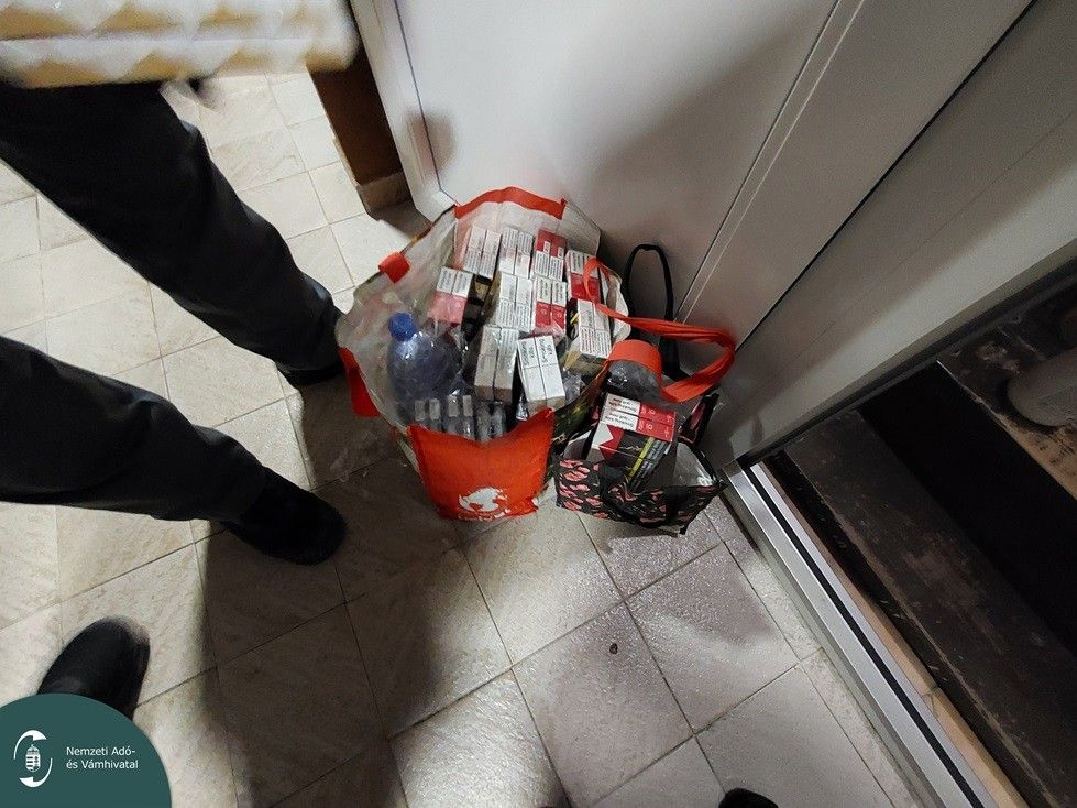 Zárjegy nélküli cigaretta, csaknem 20 kilogramm fogyasztási dohány és ismeretlen eredetű alkohol került elő egy hajdú-bihari vendéglátóhelyről