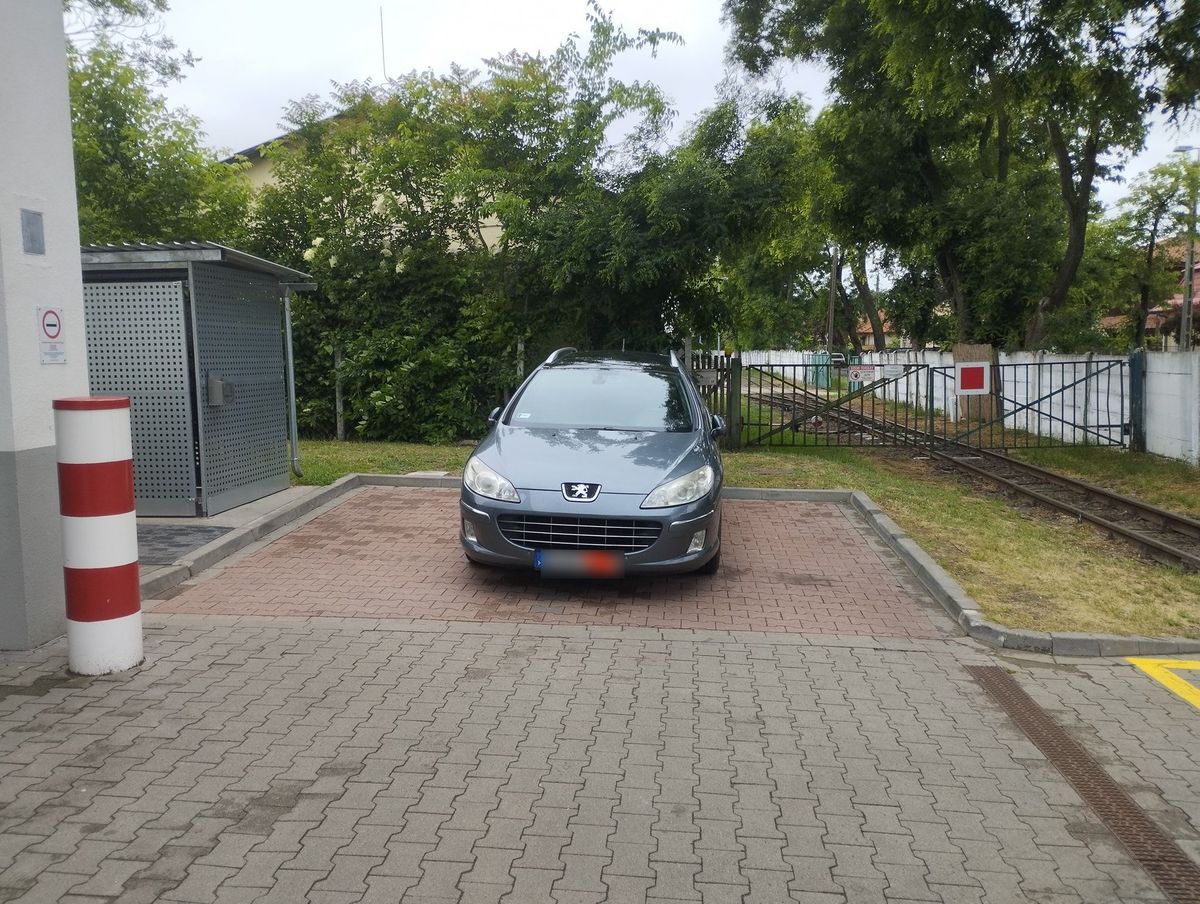 Ismét egy egyedibb parkolásra lettünk figyelmesek egy debreceni csoportban