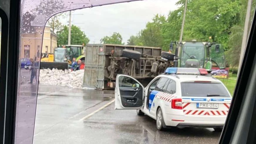Baleset Berettyóújfaluban: felborult egy traktor, a plató teljes rakománya az úttesten landolt