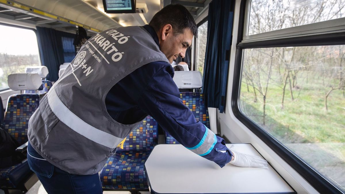 Az InterCity vonatokon már több mint egy hónapja dolgoznak az utazó takarítók