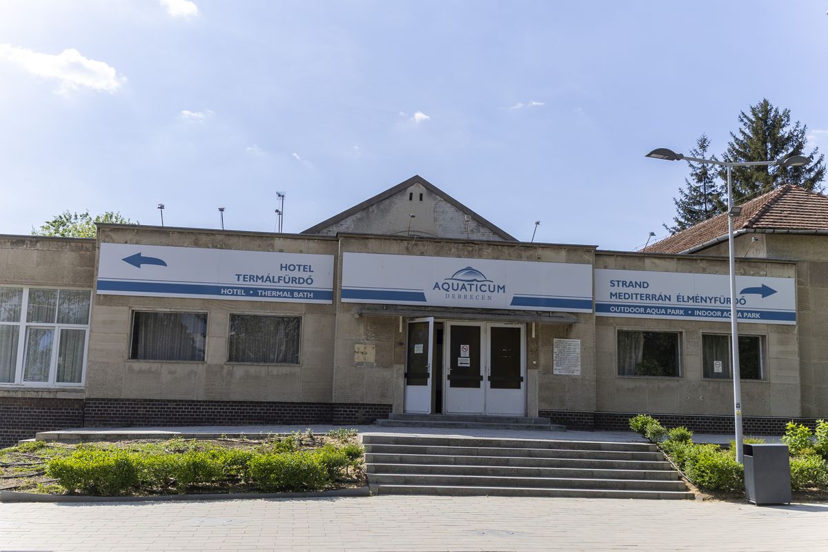 A régi fedett uszoda a Pallagi útról nézve: csak a teteje látszik Debrecen haon