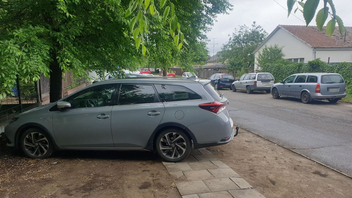 Újabb hajmeresztő parkolást fotóztak le Debrecenben