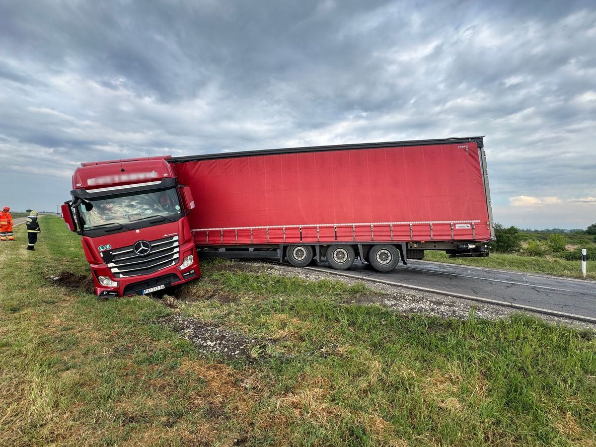 Tűzoltódaru emelte ki a balesetet szenvedett kamiont