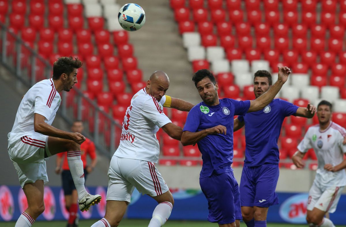 A játékosmegfigyelés folyamatának átdolgozása miatt távozik az Újpest vezető játékosmegfigyelői posztjáról a DVSC korábbi középpályása, Szakály Péter.