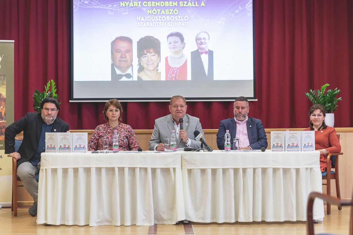 Hajdúszoboszló programjait Borsi Csaba (balról), Majoros Petronella, Czeglédi Gyula és Kovács Gergely ismertette, jelen volt még Rácz Anikó író is
