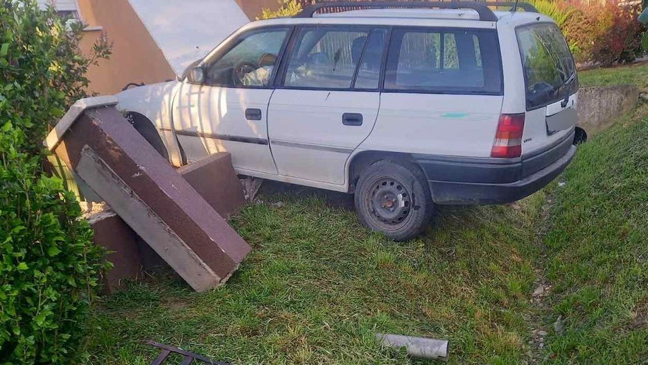 Baleset történt vasárnap Berettyóújfaluban, egy személygépkocsi egy lakóház kerítésének hajtott