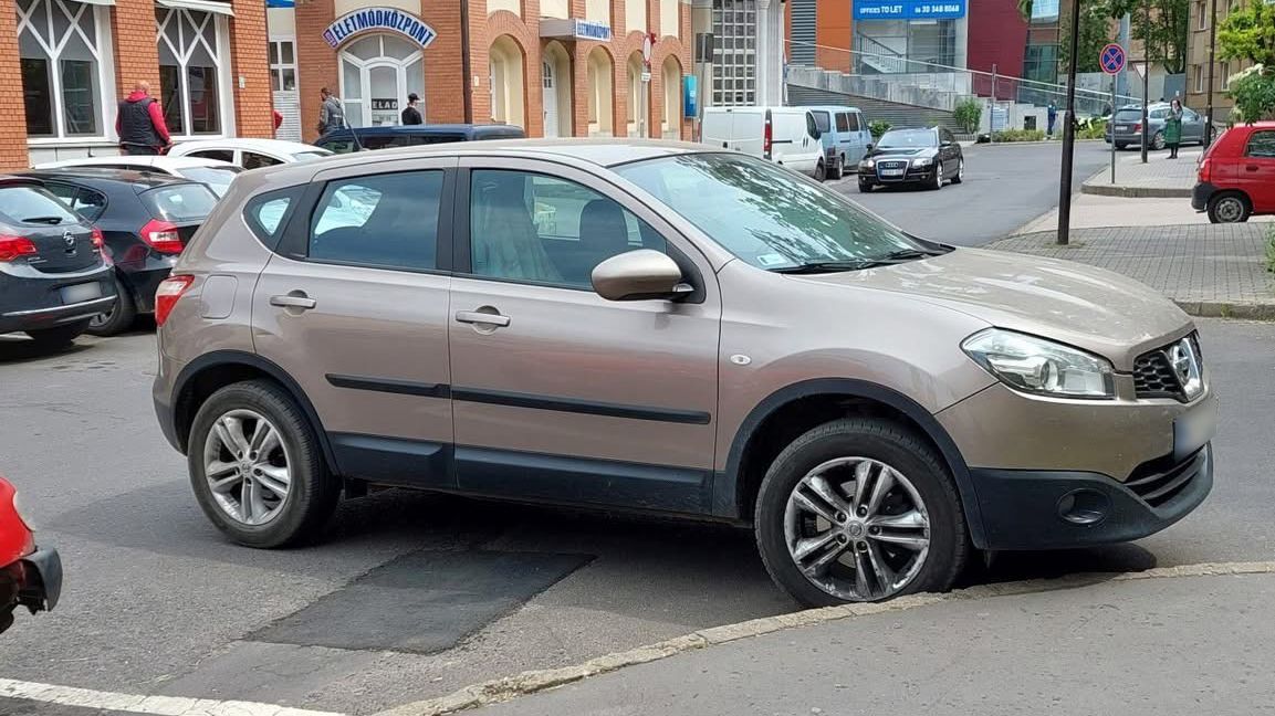 Nem talált parkolót a debreceni belvárosban, hát csinált egyet magának