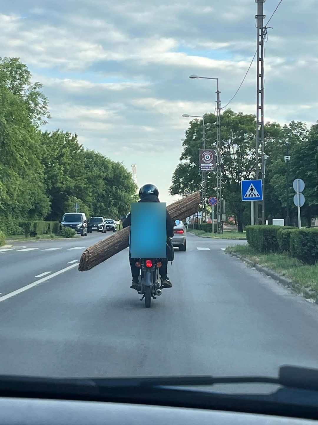 Nádat szállított egy motoros futár Debrecenben