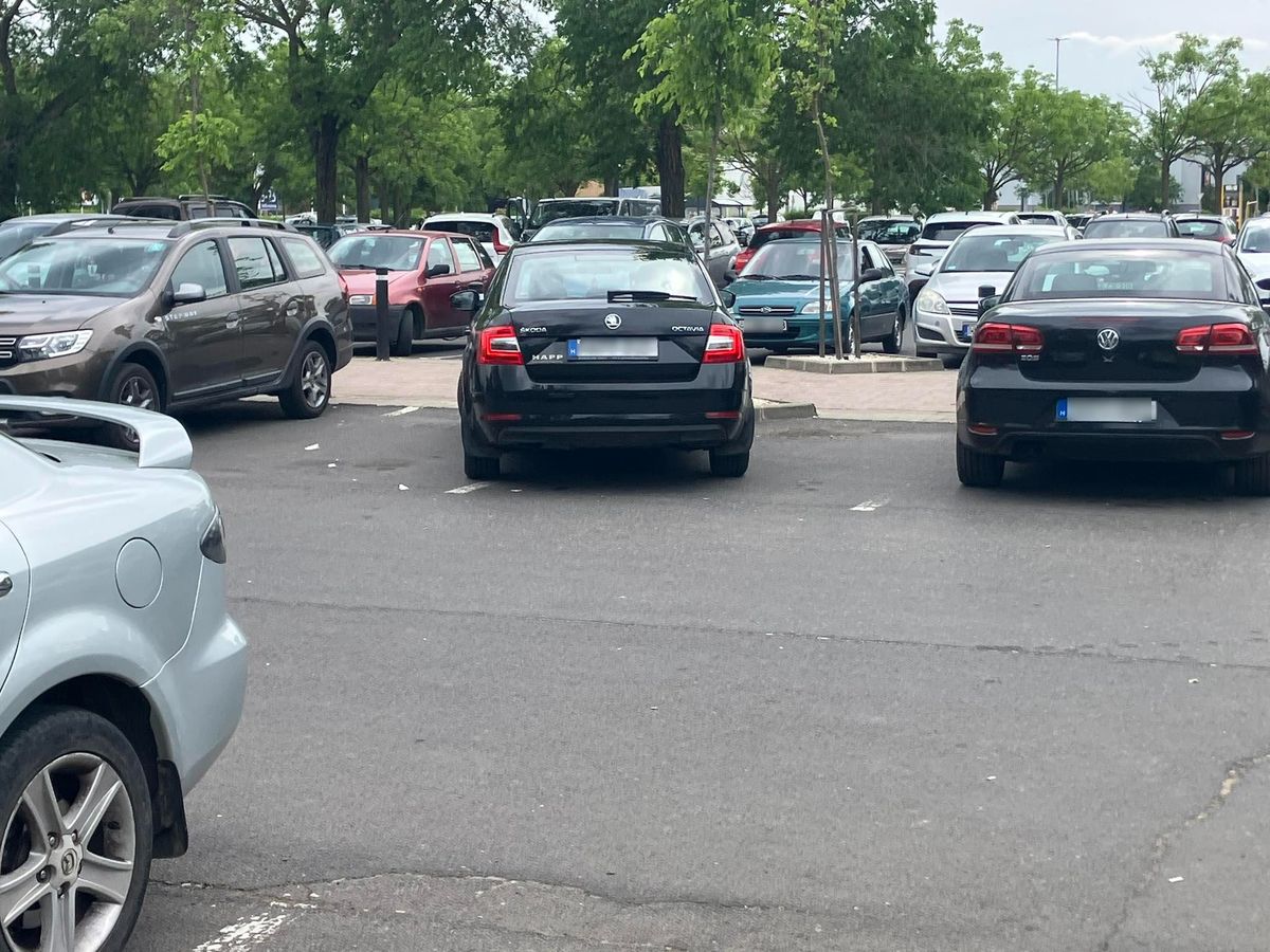 Ennek a sofőrnek sem sikerült a parkolás Debrecenben