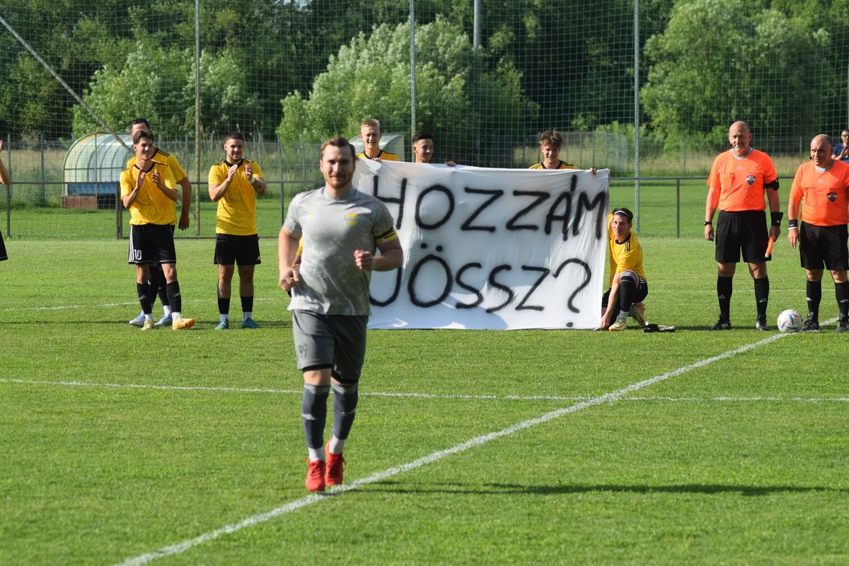 Patriknak a csapattársai segítettek a lánykérés kivitelezésében