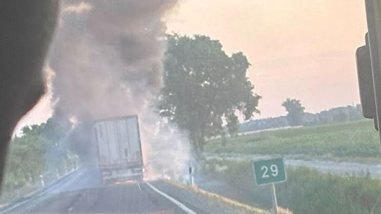 Hatalmas volt a füst, tűz ütött ki egy kamionban