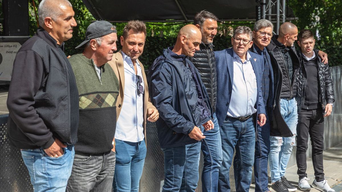 Igor Bogdanovics (a képen jobbról a második) a Kisvárda szakmai stábjának tagjaként érkezik Debrecenbe