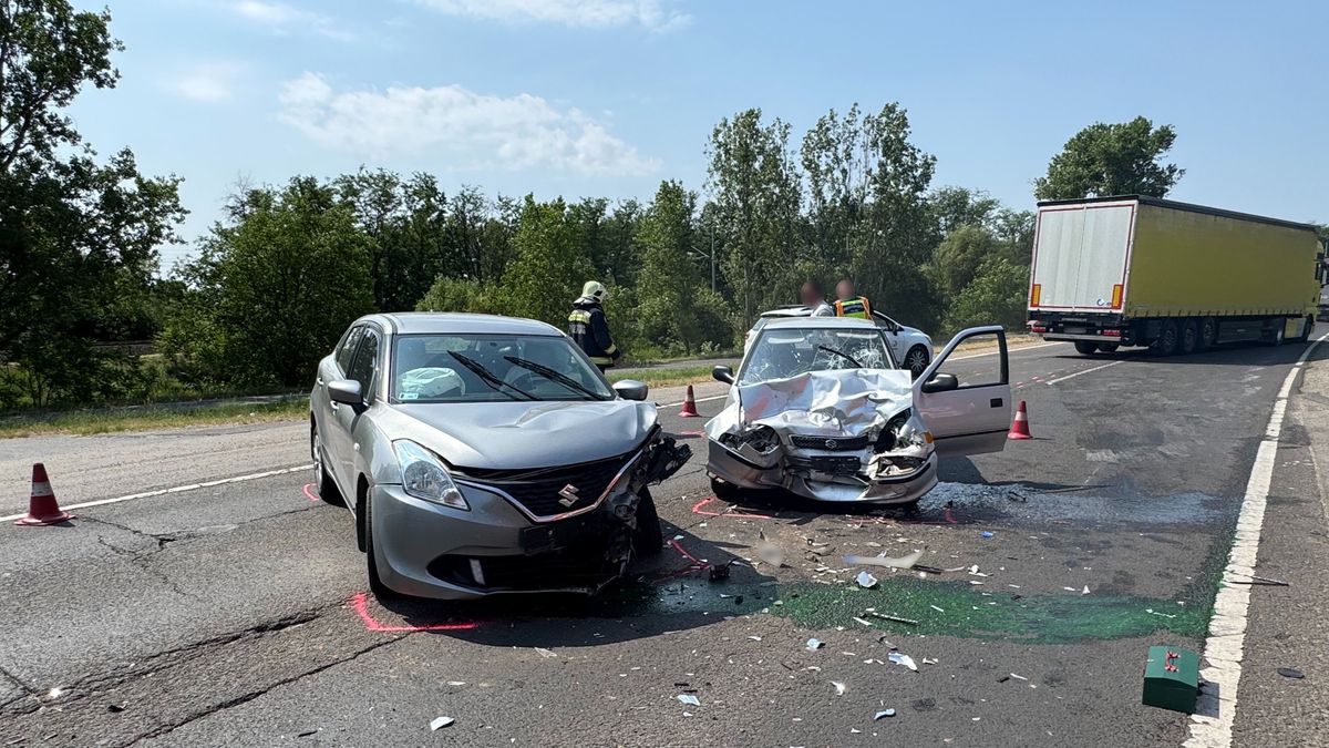 Baleset történt a 4-esen, két autó ütközött össze