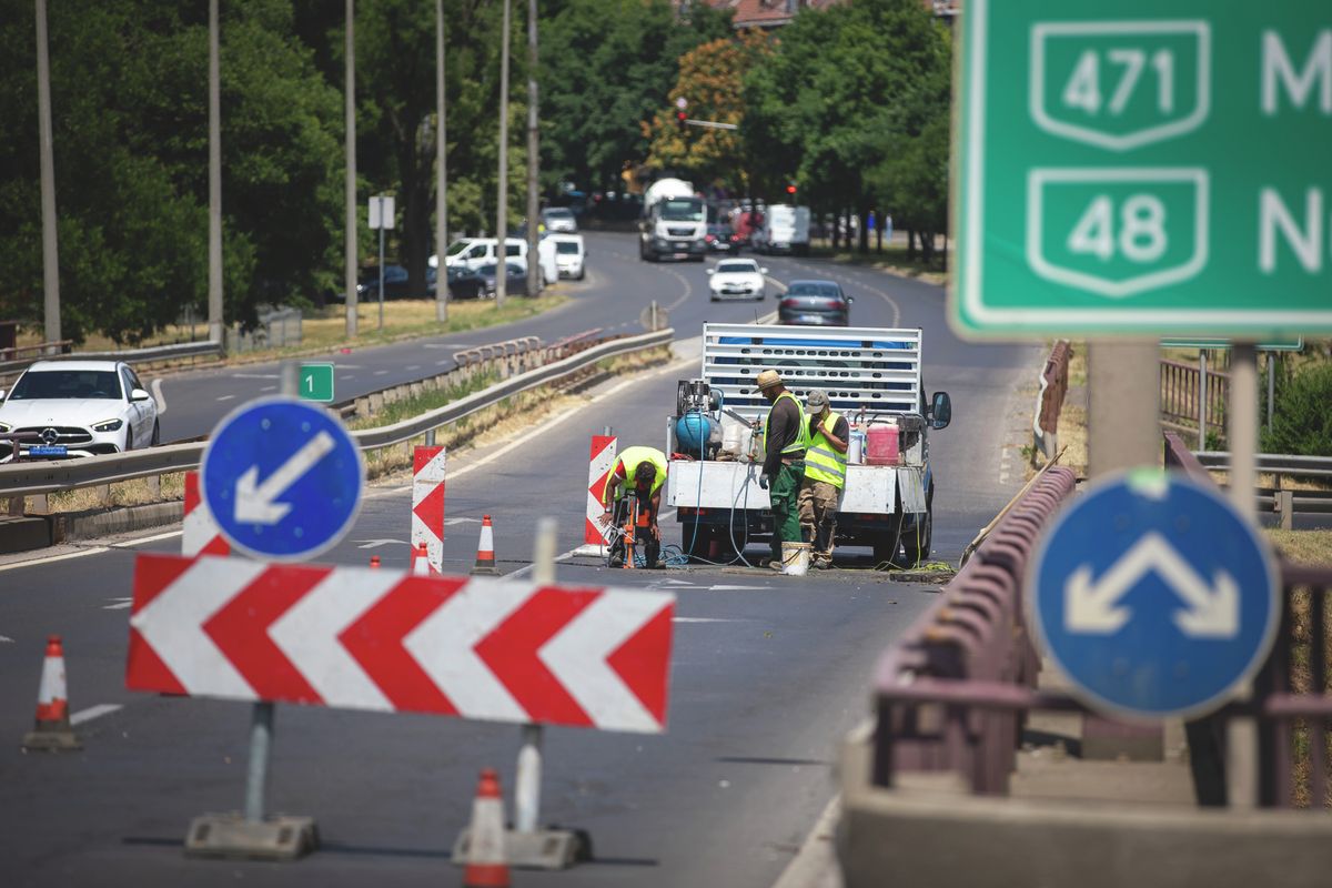 Zajlik a munka a Homokkerti felüljárónál
