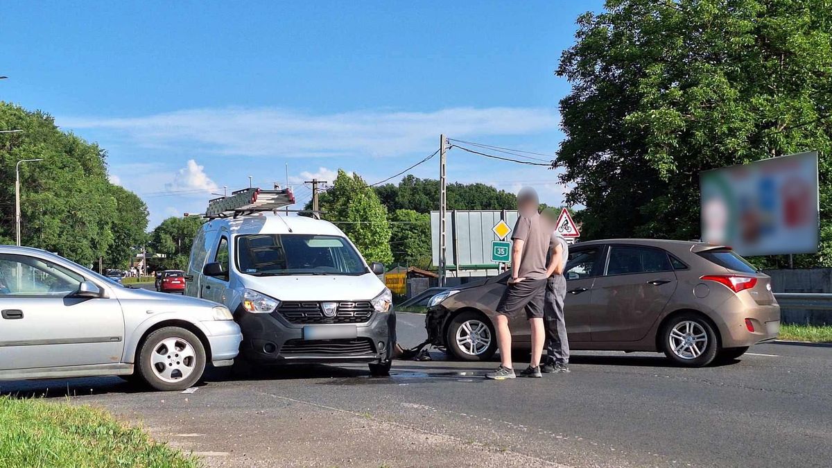 Baleset Hajdúböszörményben: három autó ütközött