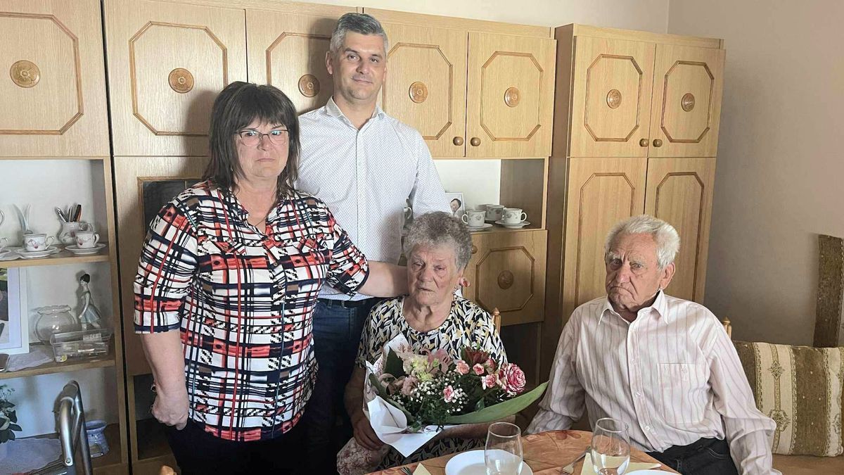 Idősköszöntés Hajdúsámsonban: 90. születésnapját ünnepelte Bujdosó Julianna