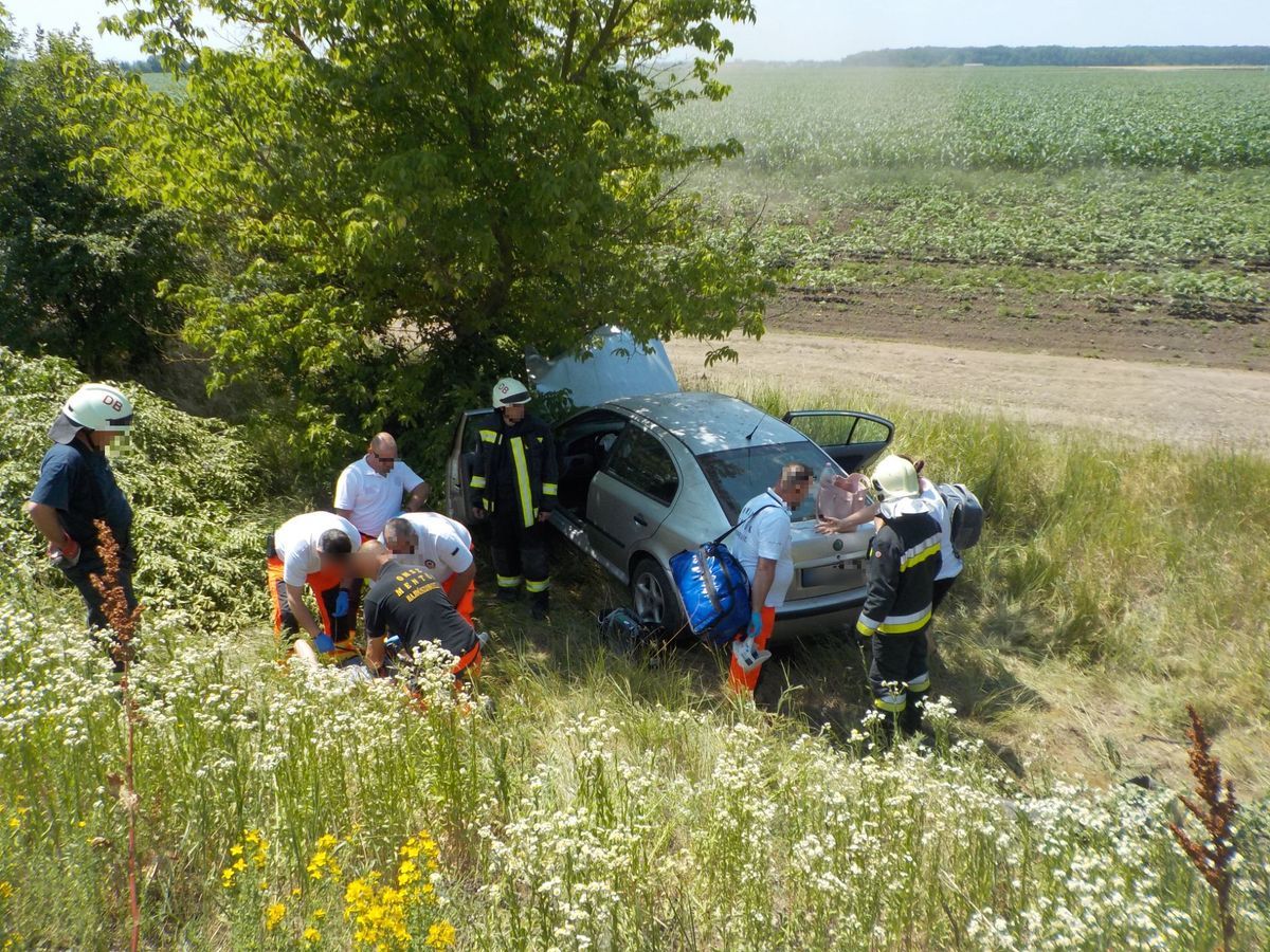 A balesetben érintett személyautó az árokba csapódott