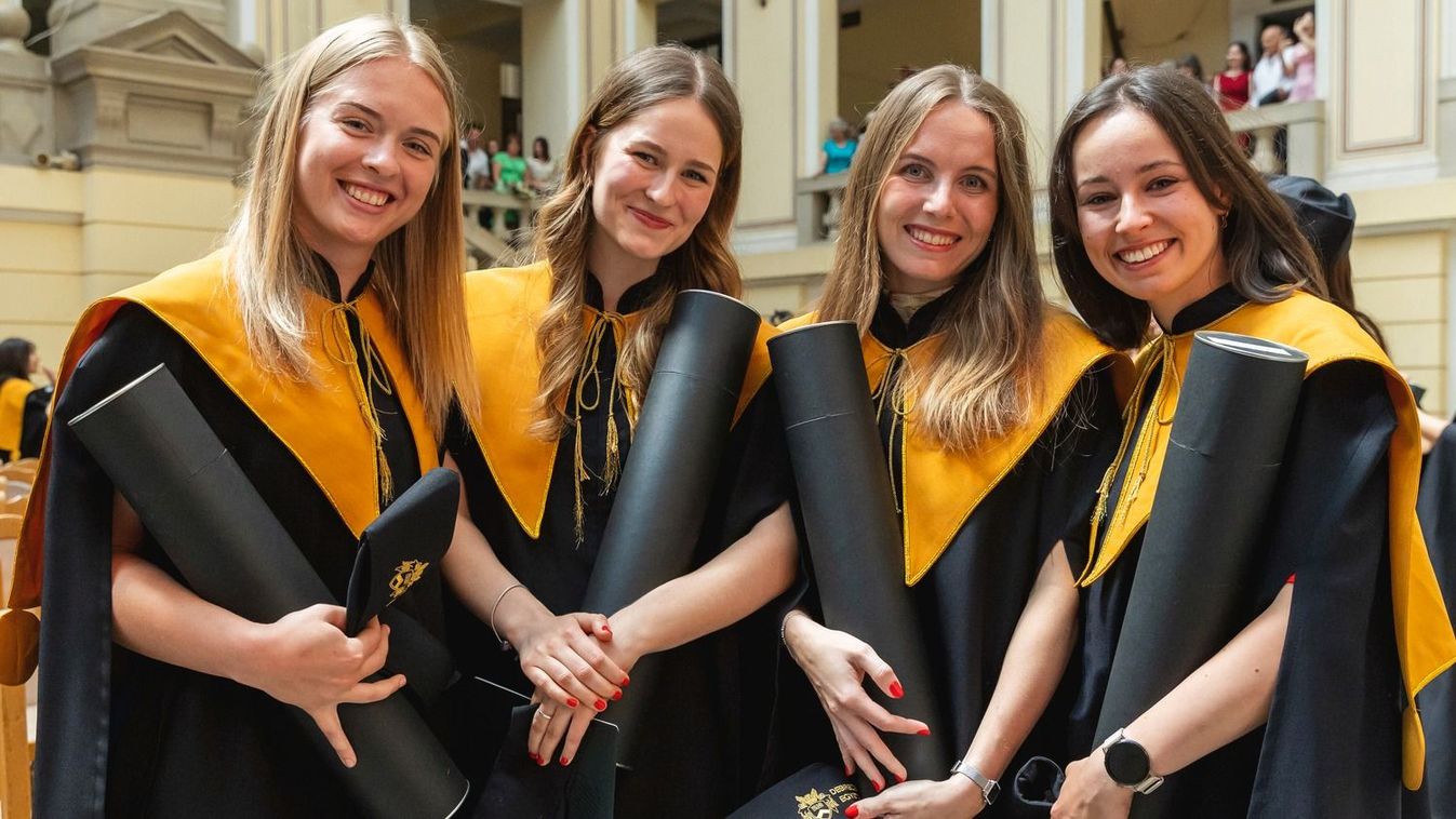Megkezdődött a diplomaosztó szezon a Debreceni Egyetemen – fotókkal