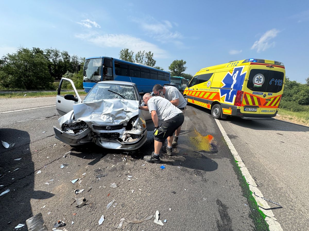 Önkéntes tűzoltók segítettek a debreceni baleset helyszínén
