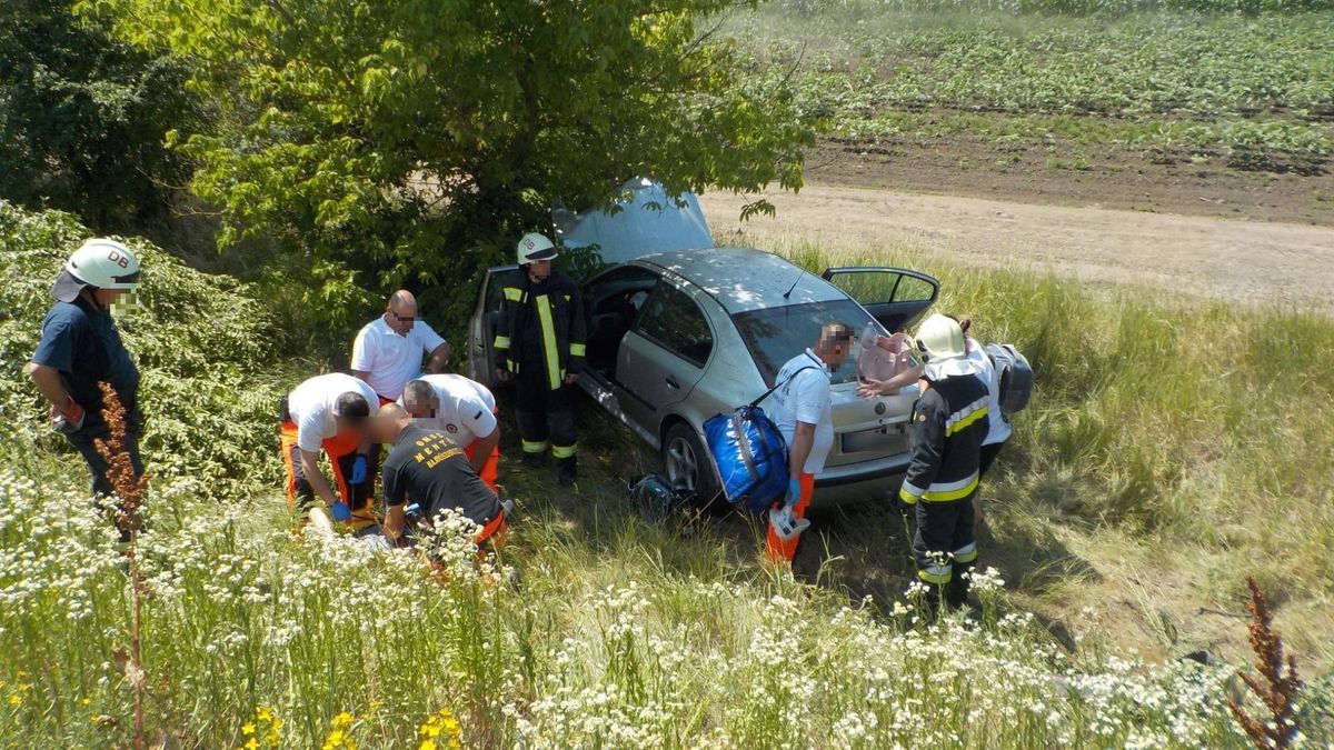 Baleset Hajdúszoboszlónál: tejet szállító nyergesvontató ütközött össze egy személyautóval