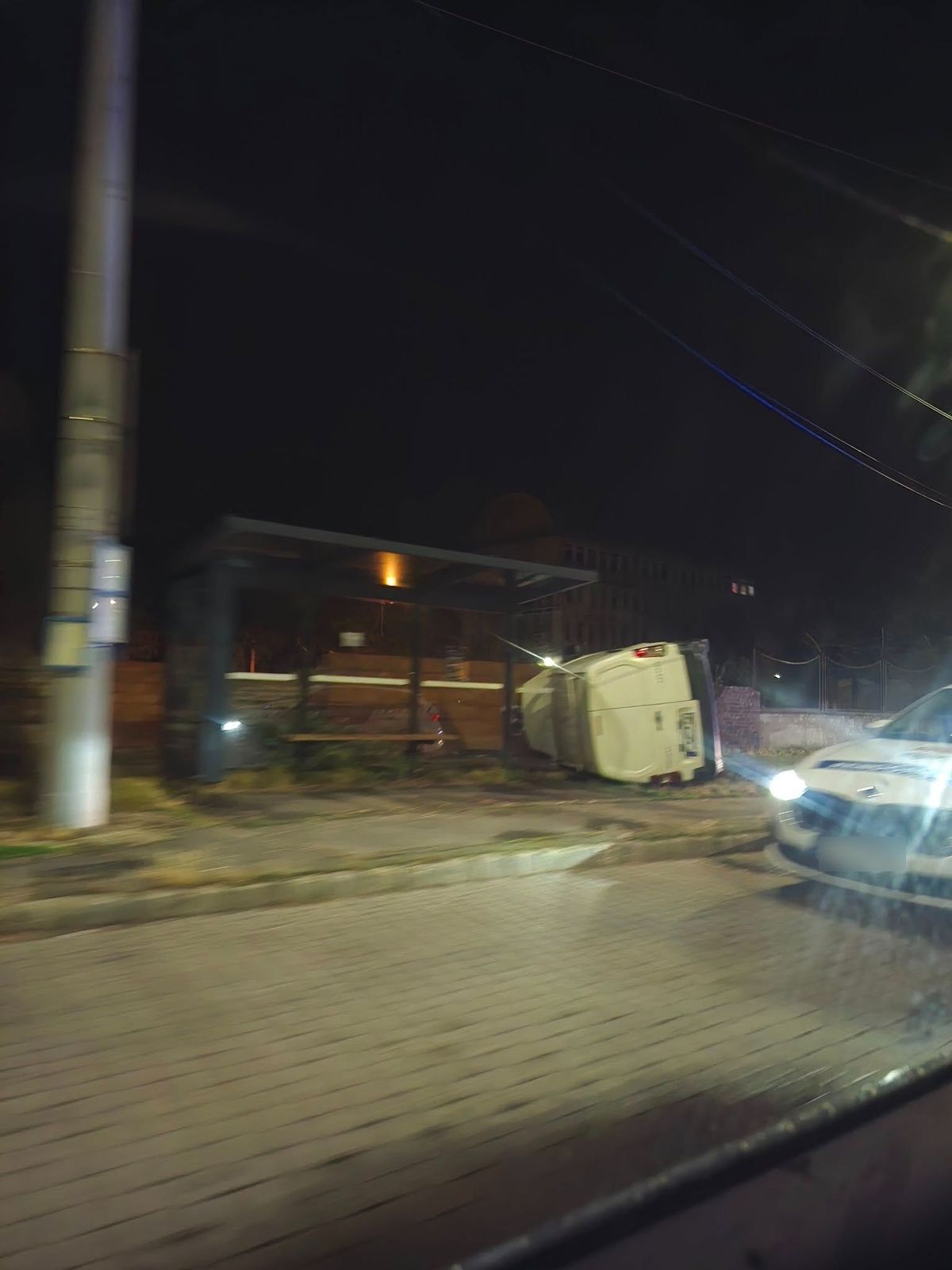 Buszmegállóban történt baleset szombat hajnalban, Debrecenben