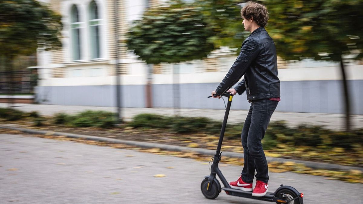 Úgy hasított egy rolleres fiatal Hajdúszoboszlón, mintha csak ő létezne az utakon