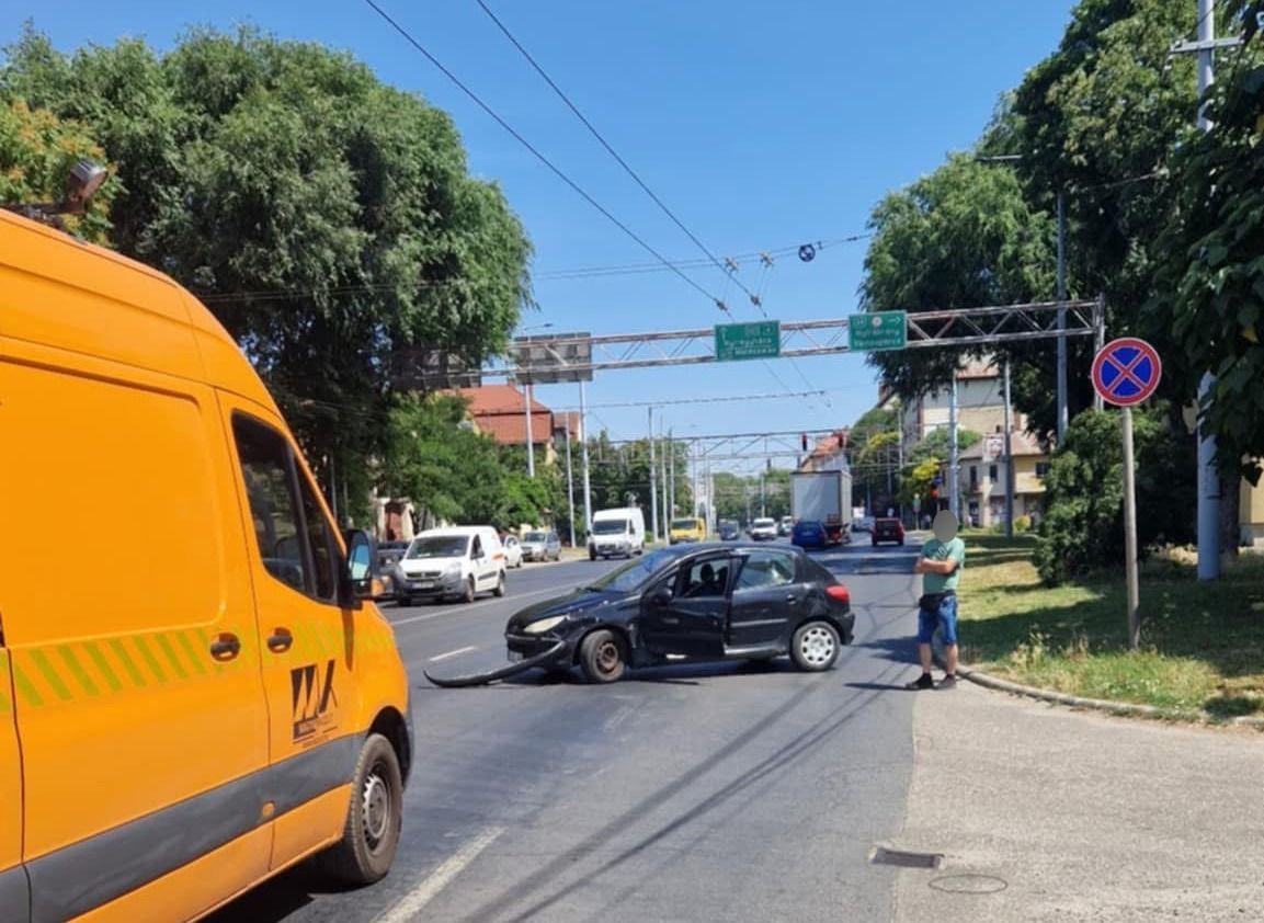 Baleset Debrecenben: kamion és autó ütközött