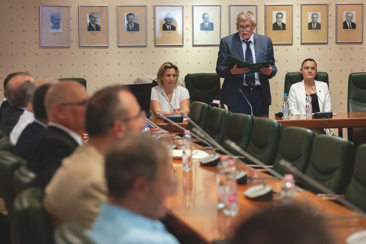 Szerdán konferenciát tartottak