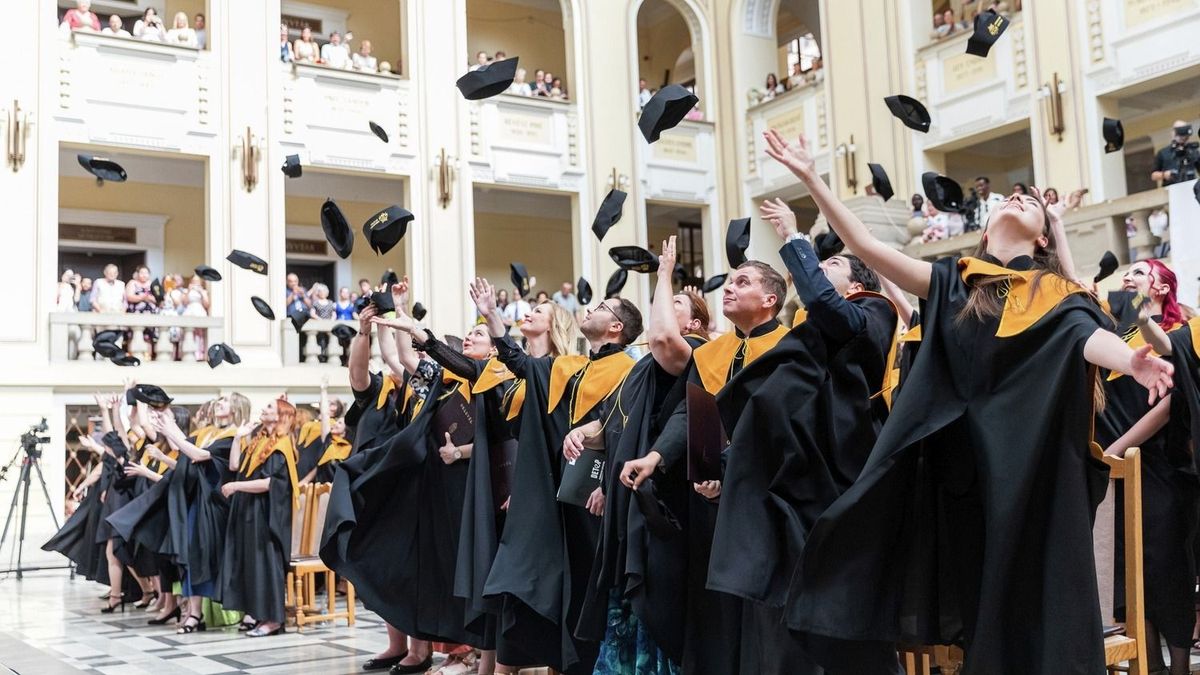 Ifjú orvosok vették kézbe diplomáikat Debrecenben – fotókkal