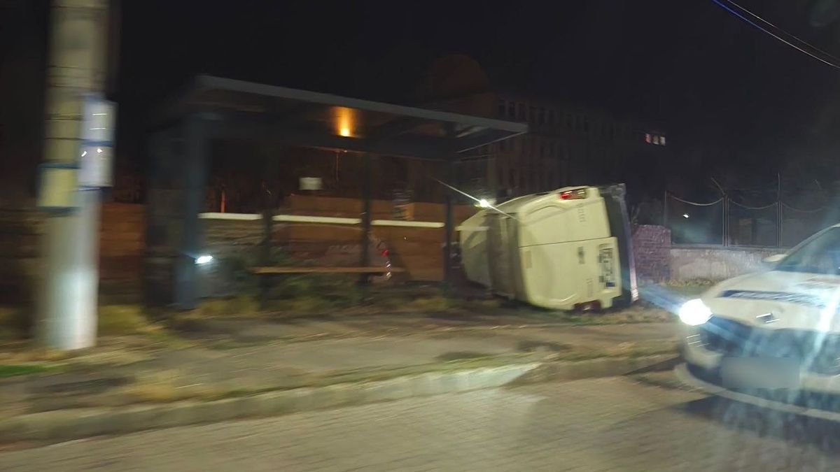 Buszmegállóba csapódott egy autó Debrecenben az éjjel – fotókkal!