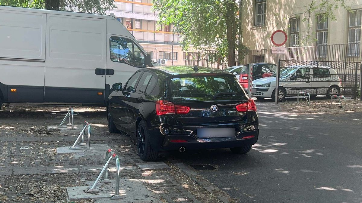 Vannak a bunkó parkolások, és van, amit ez a BMW-s csinált Debrecenben