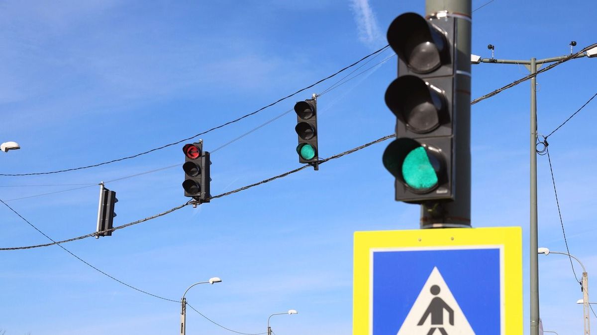 Kiveri a biztosítékot, amit a két fiatal művel a hajdúböszörményi jelzőlámpánál