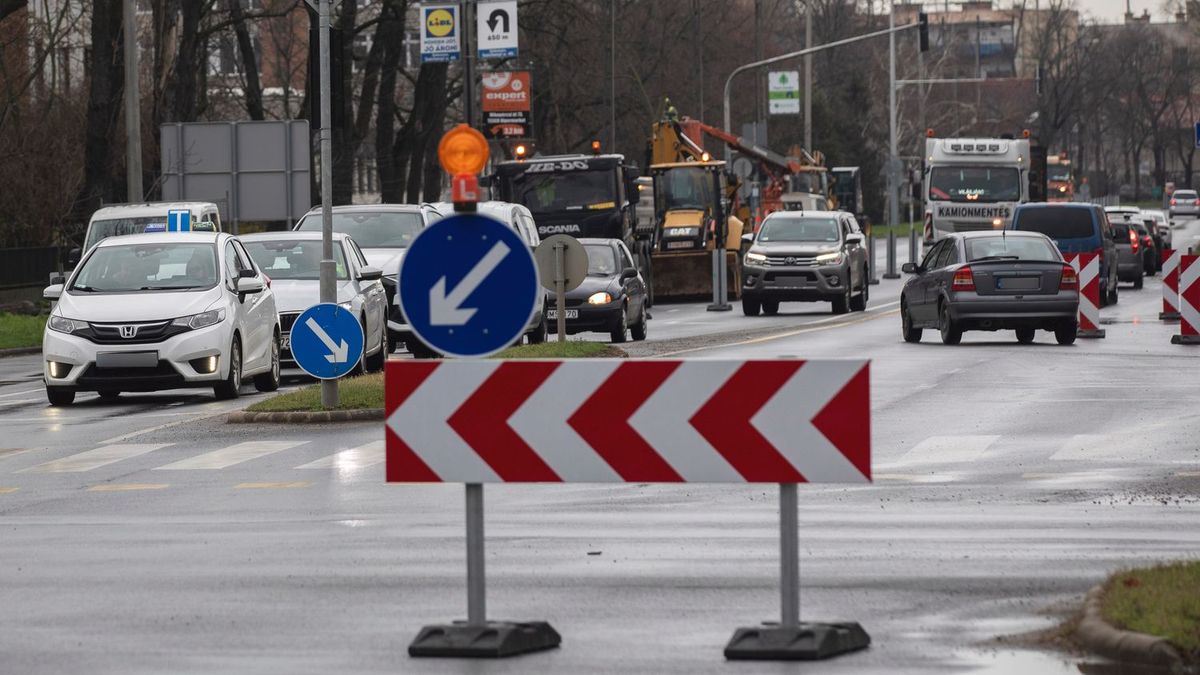 Keresztben kell megbontani egy forgalmas utat Debrecenben, egy darabig érdemes lesz kerülni!