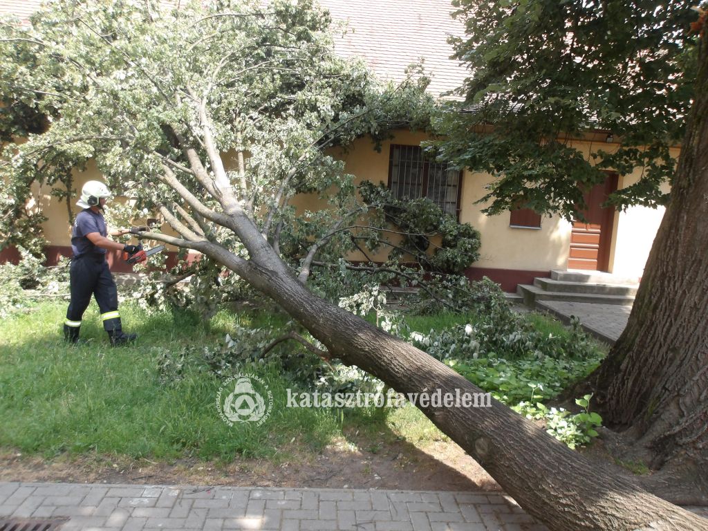 Aknavető gránátot találtak egy építkezésen a debreceni Szabó Lőrinc utcában