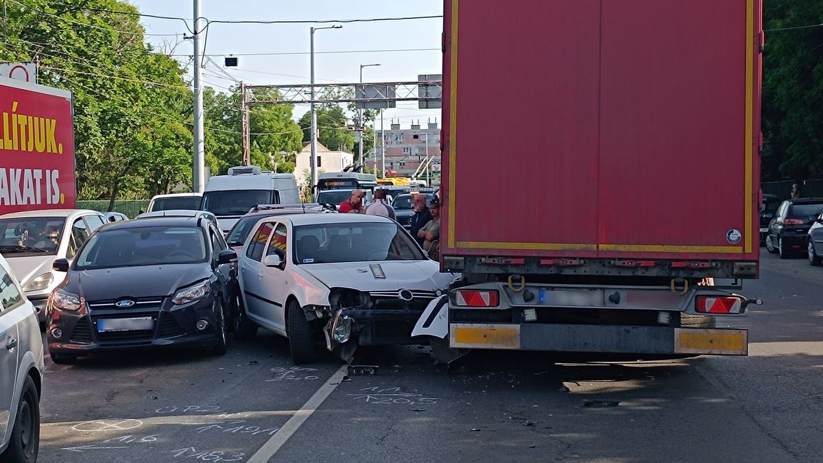 Baleset a reggeli csúcsban! Kamion és személyautó ütközött Debrecenben, a mentők is a helyszínre siettek