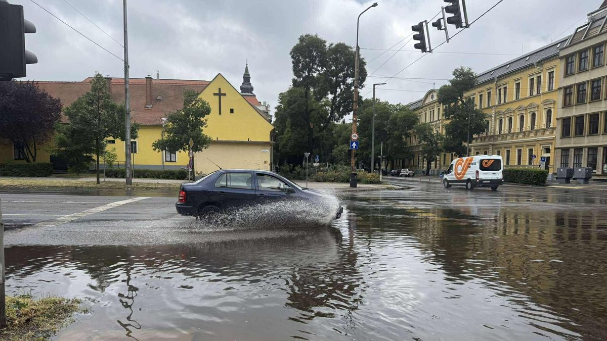 Újra lecsapott a vihar! Áll a víz Debrecen több pontján, sok lámpa nem üzemel