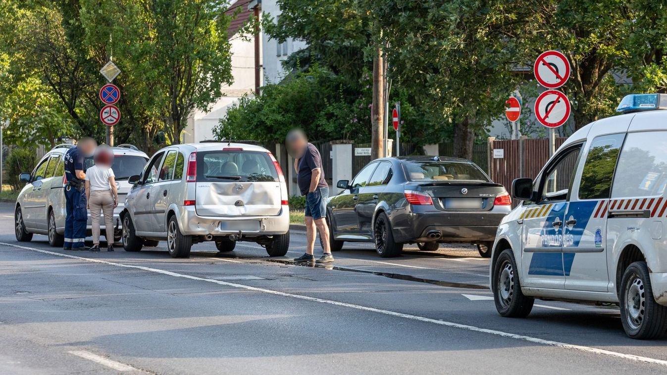 Baleset Debrecenben: forgalmas szakaszon ütközött össze három autó – fotókkal!